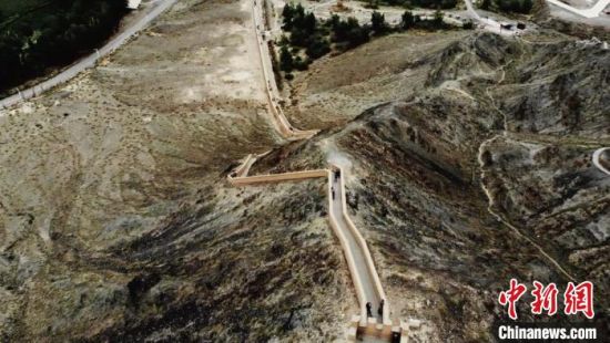 圖為甘肅嘉峪關(guān)懸臂長(zhǎng)城吸引游客打卡 。(資料圖) 李亞龍 攝