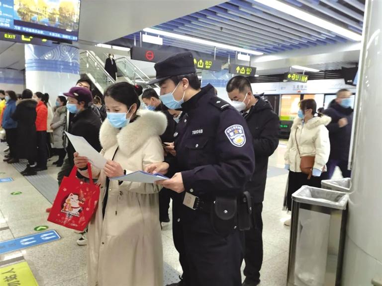講解詐騙套路 普及“斷卡”常識 蘭州城關(guān)公安分局、交通治安分局聯(lián)合反詐宣傳進(jìn)地鐵