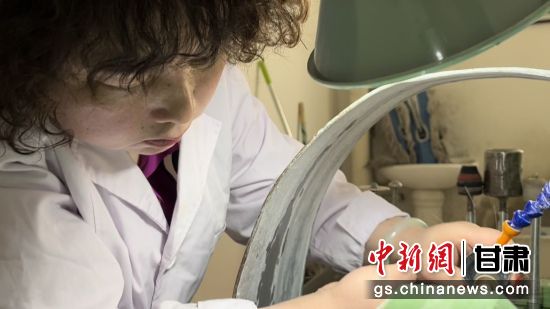 夜光杯制作學徒謝小琴坦言，雖工作枯燥，但是能夠掌握國家級非遺技藝是很自豪的。王牧雨 攝