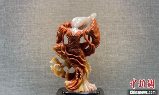 圖為翩然起舞的飛天玉雕。　高瑩 攝