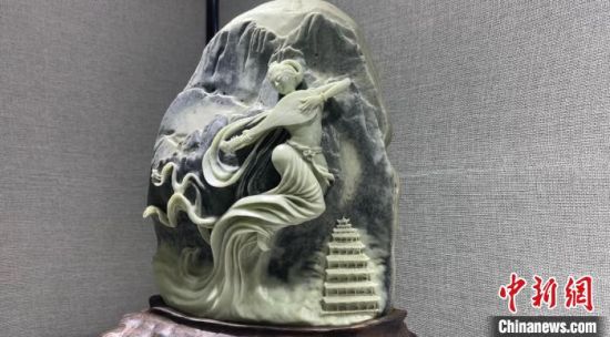 圖為李學平的玉雕作品。　高瑩 攝