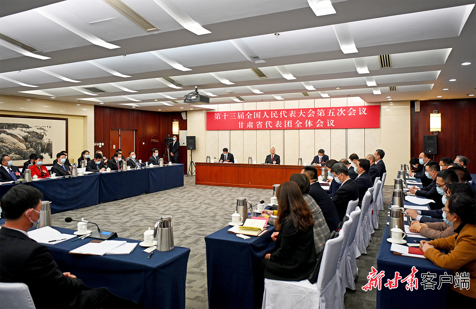 甘肅代表團(tuán)舉行全體會議，尹弘主持并講話