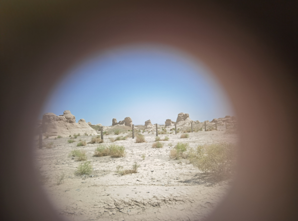 插圖2：透過河西走廊遺存的古陶片孔洞所見。攝影：陳曉斌。拍攝日期：2020年6月。