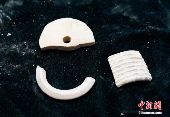 圖為靜寧縣賈河鄉(xiāng)竇坪村出土的佩飾。 夏劍鋒 攝