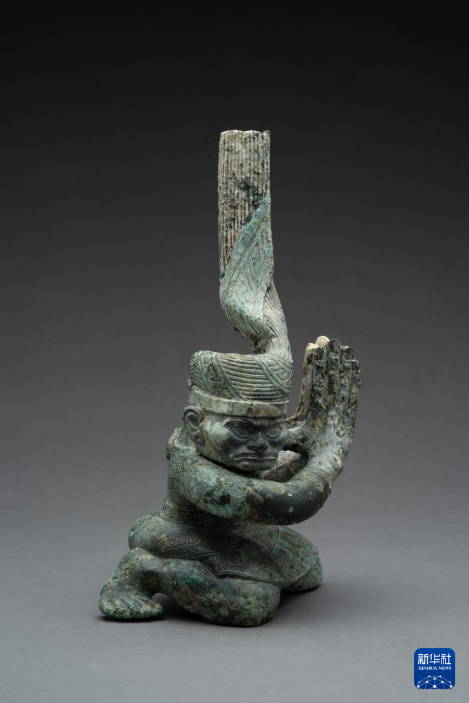 四川廣漢市三星堆商代遺址四號坑出土扭頭跪坐銅人像（資料圖）。