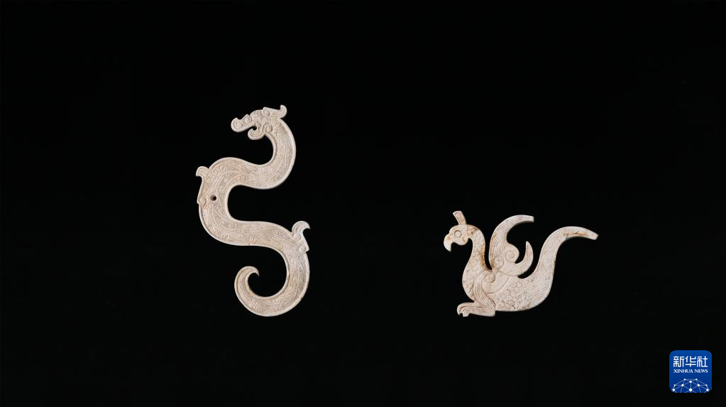 江西樟樹市國字山戰(zhàn)國墓葬出土玉龍、玉鳳（資料圖）。