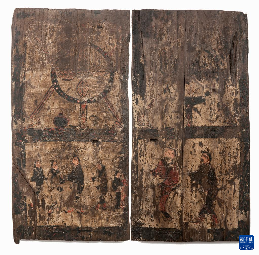 湖北云夢縣鄭家湖戰(zhàn)國秦漢墓地的一處板門繪畫（資料圖）。