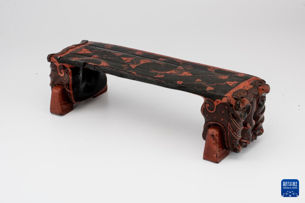 湖北云夢縣鄭家湖戰(zhàn)國秦漢墓地出土漆木虎頭枕（資料圖）。