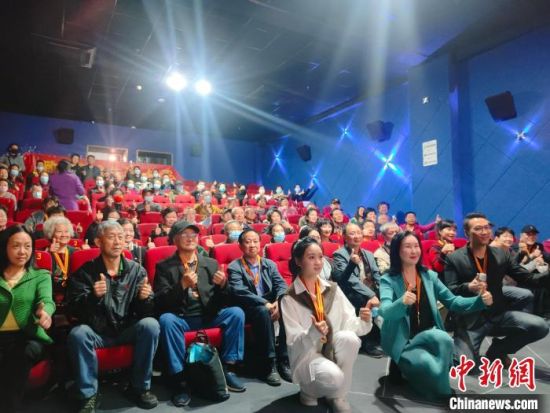 《浴血誓言》主創(chuàng)團(tuán)隊(duì)與到場(chǎng)的紅軍后代合影?！￡愡x斌 攝