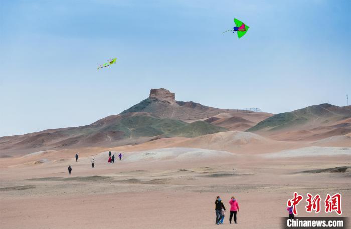 圖為市民正在陽關(guān)景區(qū)放風(fēng)箏?！⊥醣筱y 攝