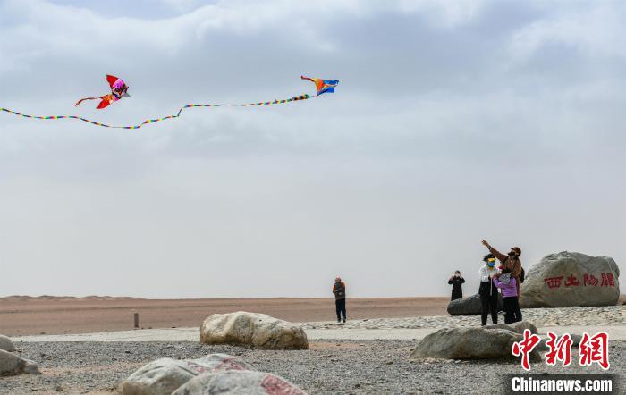 圖為市民正在陽關(guān)景區(qū)放風(fēng)箏。　王斌銀 攝