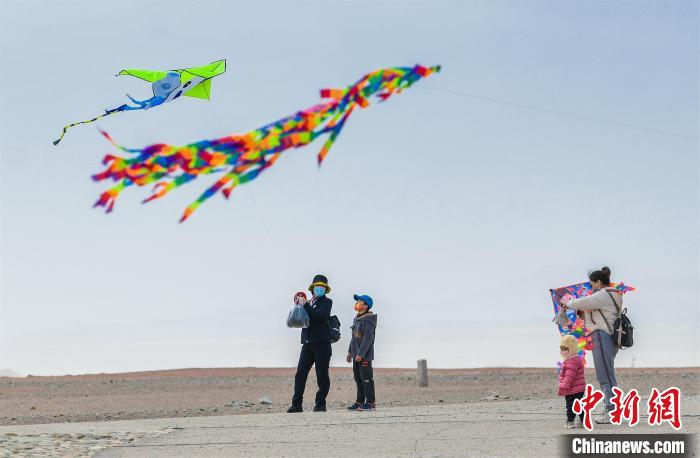 圖為孩童在父母的陪伴下放風(fēng)箏?！⊥醣筱y 攝