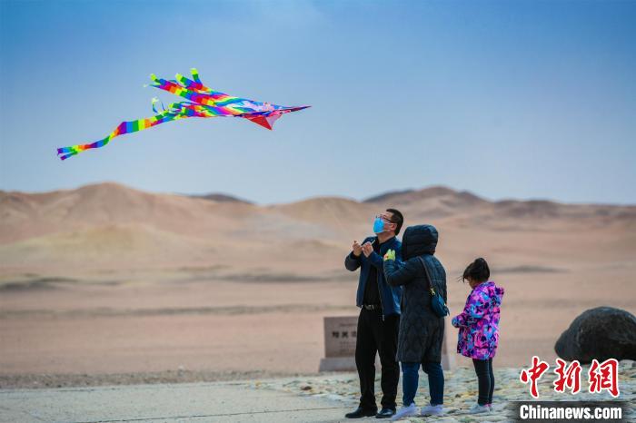 圖為市民正在陽關(guān)景區(qū)放風(fēng)箏?！⊥醣筱y 攝