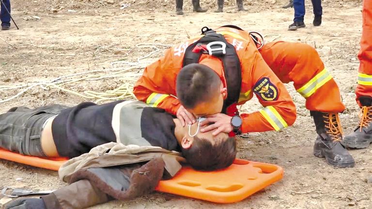 天水：消防員人工呼吸救回中毒農(nóng)民工 我們?yōu)槟泓c贊！