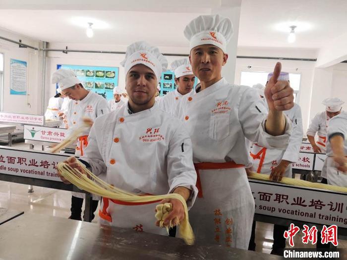 圖為外國留學(xué)生學(xué)習(xí)牛肉面的制作。(資料圖) 史靜靜 攝