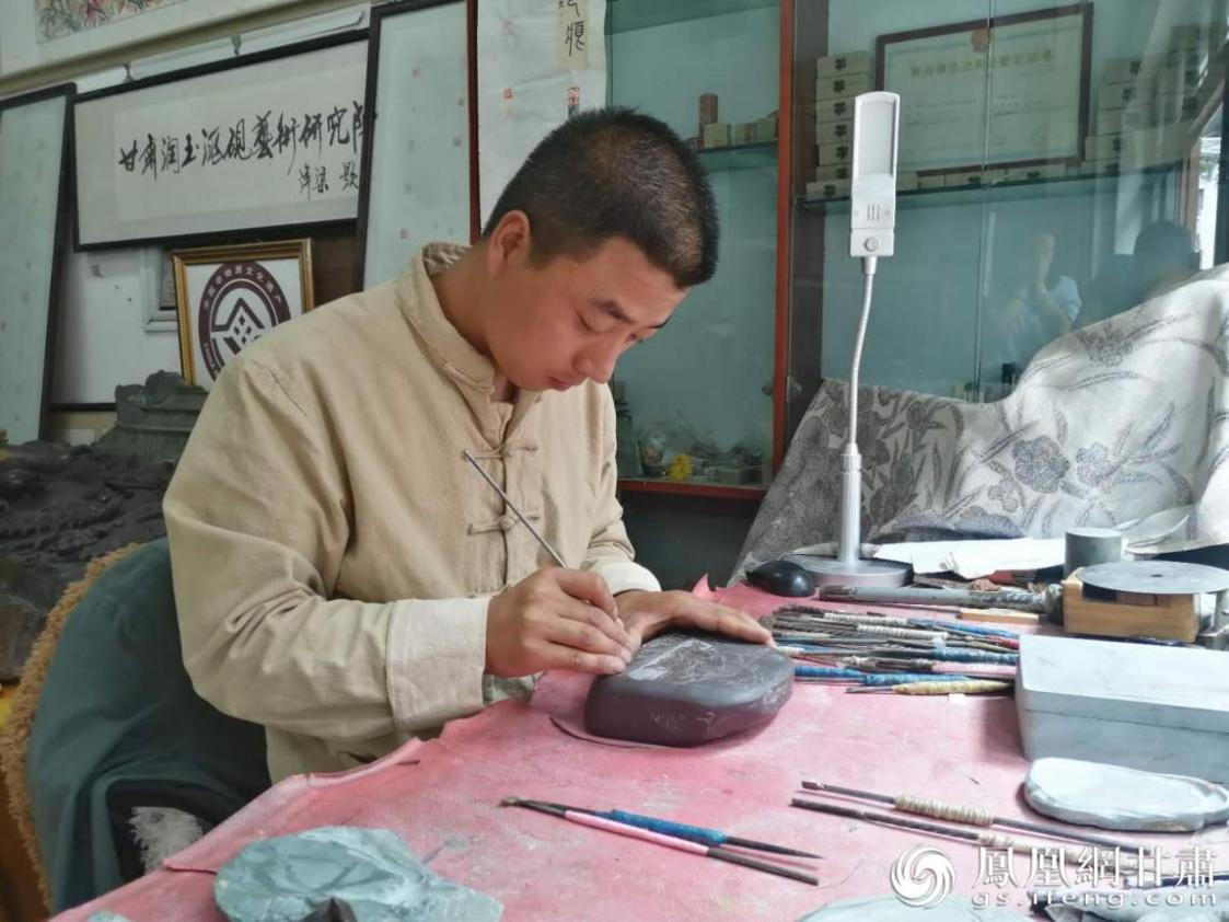 洮硯制作技藝第六代傳人、國家藝術(shù)基金資助青年藝術(shù)家、正高級(jí)洮硯雕刻藝術(shù)師李江平十年如一日專注于洮硯制作 圖源自網(wǎng)絡(luò)