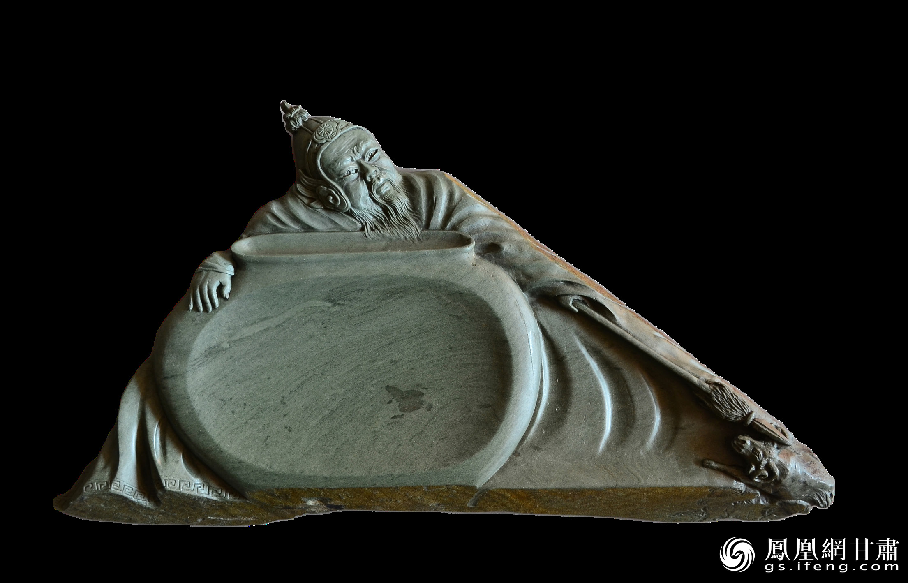 《醉臥沙場君莫笑》硯使王翰《涼州詞》中“醉臥沙場君莫笑，古來征戰(zhàn)幾人回？”的意境躍然硯臺(tái)之上。資料圖