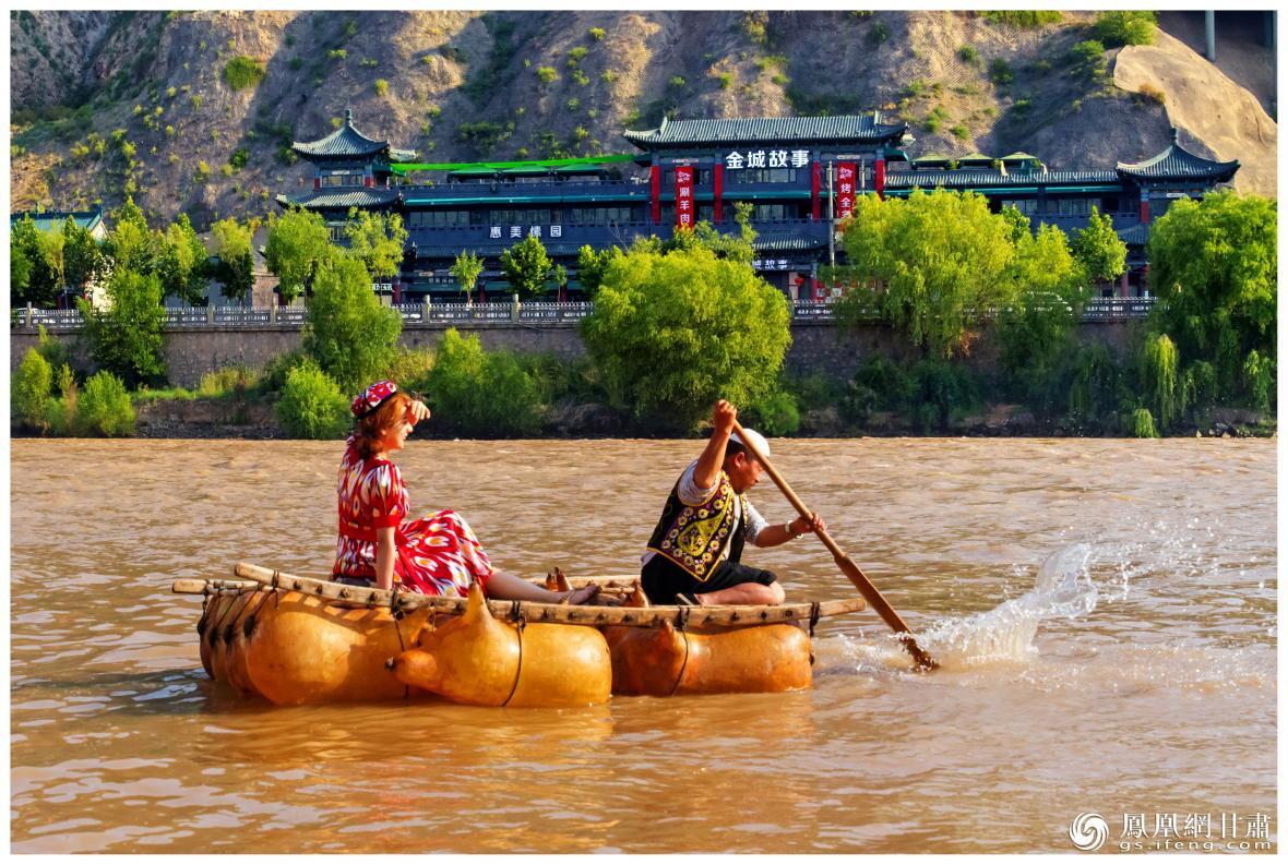 筏子客揮動著劈波斬浪的船槳，槳聲中混搭著風聲、水聲和男女對歌的花兒聲。蘭州市文旅局供圖
