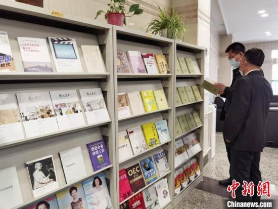 圖為國網(wǎng)甘肅電力黨校的職工書架?！⌒煅?攝