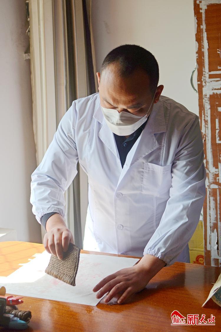 朽爛歷史檔案如何獲新生？看修復(fù)師“妙手回春”