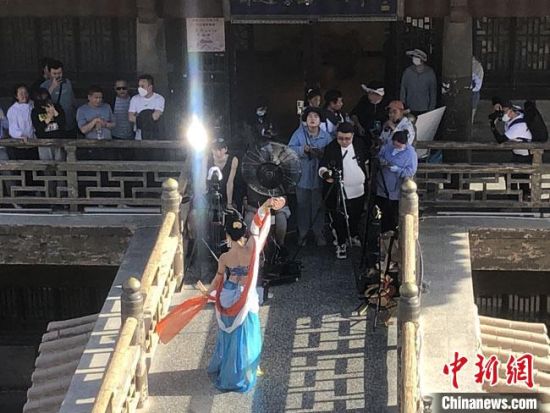 圖為5月以來，“奧大?！敝辈ガF(xiàn)場引游客圍觀。　敦煌市委宣傳部供圖