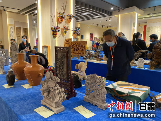 來自全省的近800件作品進(jìn)入專家評審環(huán)節(jié)，作品涵蓋雕塑雕刻、漆器、工藝花畫等多個(gè)類別。徐雪 攝