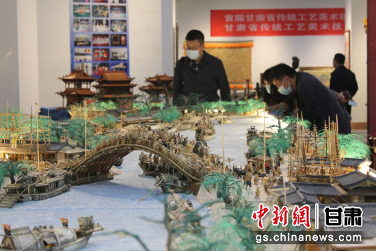 圖為參評作品牦牛角立體微雕“清明上河圖”。徐雪 攝