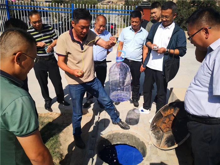 城關(guān)區(qū)作風(fēng)建設(shè)督察組赴青白石污水處理站，檢查污水采樣情況。.jpg