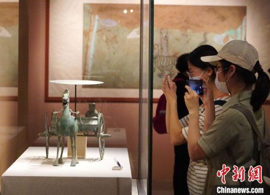 圖為參觀者參觀“大道攸歸：五涼文化展”展陳文物?！【琶赖┰?攝