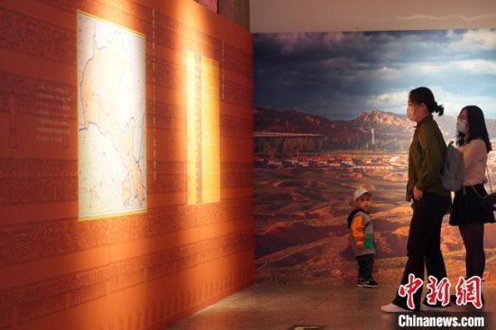 圖為參觀者參觀“大道攸歸：五涼文化展”展陳文物?！【琶赖┰?攝