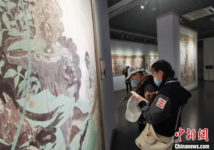 圖為學(xué)生參觀敦煌藝術(shù)館。(資料圖) 蘭州大學(xué)附屬學(xué)校供圖