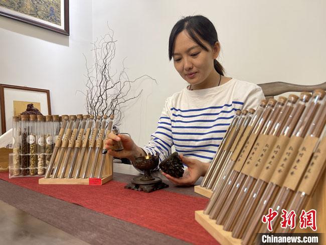 圖為魯雯展示燃香禮儀?！「攥?攝