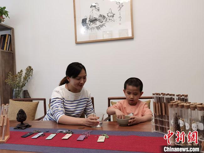 圖為魯雯為小學(xué)員授課和培訓(xùn)?！●T志軍 攝