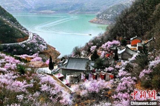 甘肅平?jīng)鍪惺侵袊?guó)優(yōu)秀旅游城市。圖為平?jīng)鲠轻忌较率锾一ㄊ㈤_(kāi)。(資料圖) 平?jīng)鍪形麄鞑抗﹫D