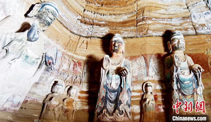 北石窟寺窟內(nèi)造像因受水顯得斑駁?！“瑧c龍 攝