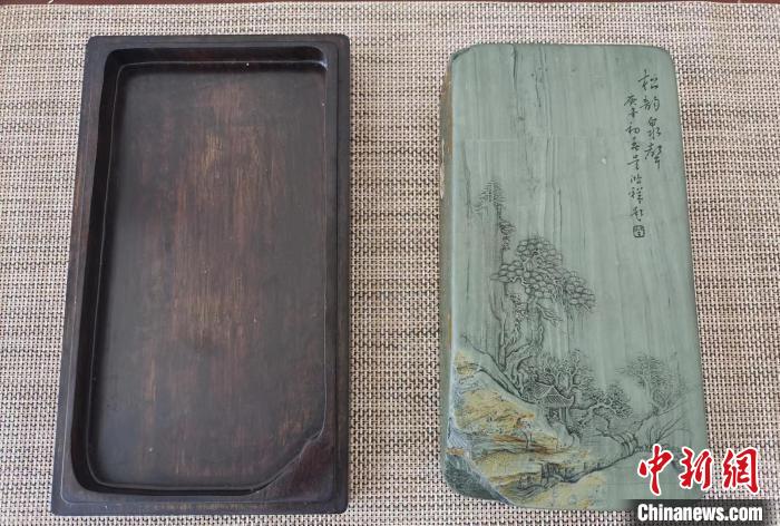 圖為甘肅甘南州洮硯藝人為提升洮硯文化內(nèi)涵，制作“一盒一拓”成品展示。(資料圖) 張婧 攝