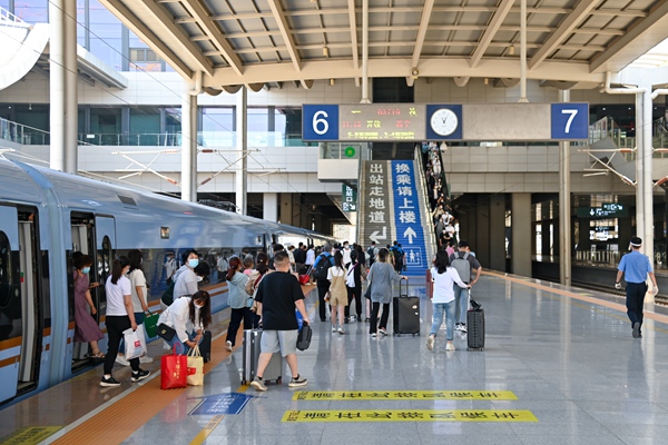 暑運(yùn)大幕開(kāi)啟。蘭州鐵路局供圖