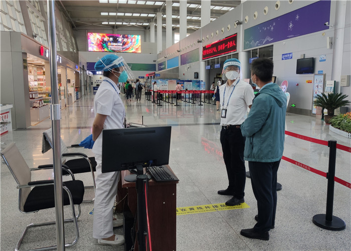 7月15日，金昌市金川區(qū)紀委監(jiān)委駐區(qū)委政法委紀檢監(jiān)察組在金昌機場監(jiān)督檢查疫情防控措施落實情況。王曉梅攝.jpg
