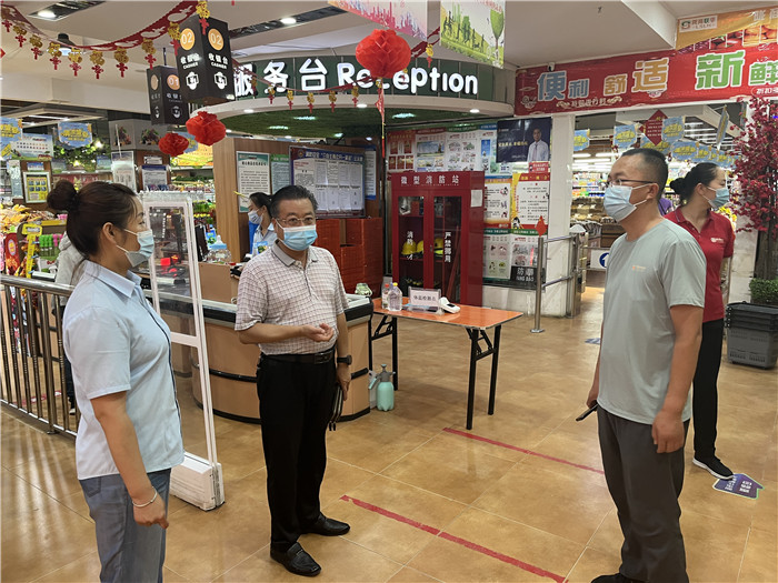 7月15日，酒泉市玉門市疫情防控督查組在隴商聯(lián)華超市監(jiān)督檢查疫情防控措施落實情況。 .jpg