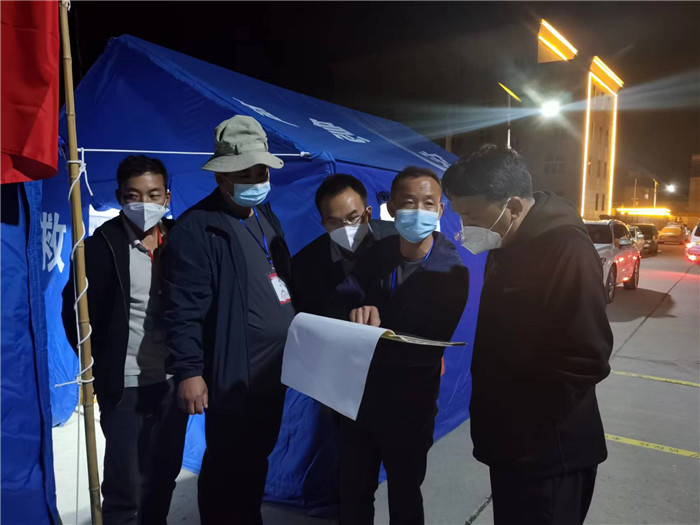 7月19日，甘南州瑪曲縣紀委監(jiān)委督查組在德吉小區(qū)卡點督導疫情防控工作。仲海濤 攝.jpg