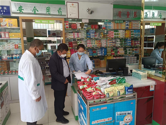 甘南州合作市紀委監(jiān)委第一督查組在合作市世紀大藥房進行督查檢查。.jpg