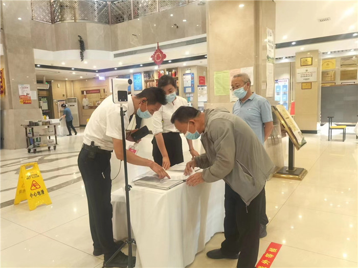 金昌市金川區(qū)紀委監(jiān)委駐區(qū)人大機關(guān)紀檢監(jiān)察組在花城錦都大酒店監(jiān)督檢查疫情防控工作。王文海 攝 .jpg