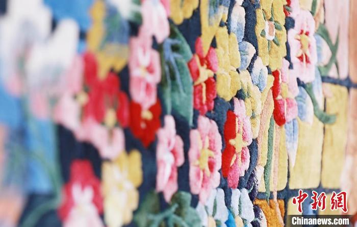 圖為手工地毯成品?！《姑?攝