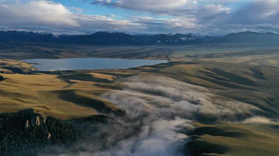 甘肅山丹馬場：峽谷云霧似仙境。 王超攝