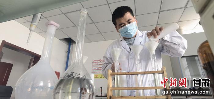 圖為甘肅科技集團化工研究院有限責(zé)任公司工作人員正在做實驗。魏建軍 攝