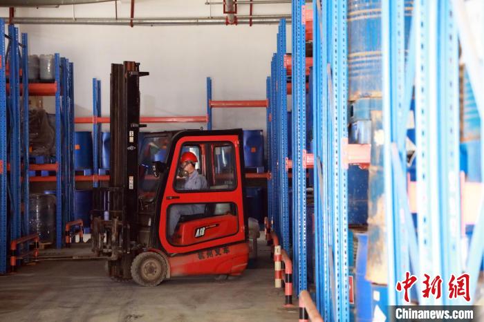 圖為甘肅省危險廢物處置中心危險廢物儲存庫?！∥航ㄜ?攝