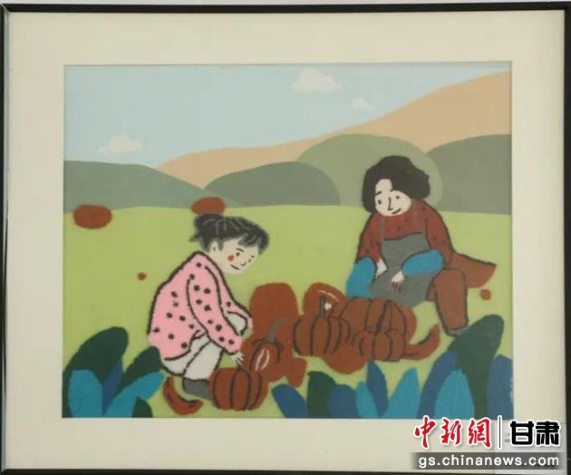 嘉峪關市新城鎮(zhèn)新城村農業(yè)產業(yè)園區(qū)內，母女兩人在摘南瓜。刺繡 馬艾米乃 繡稿 敬紅霞