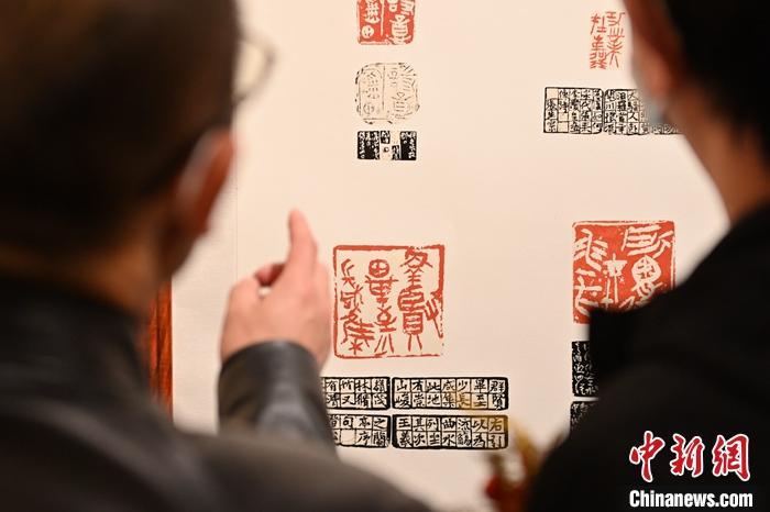 圖為甘肅蘭州，參展作品吸引參觀者。 中新社記者 李亞龍 攝