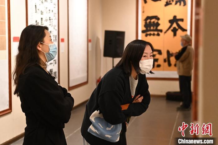 圖為甘肅蘭州，參展書法作品吸引參觀者。 中新社記者 李亞龍 攝