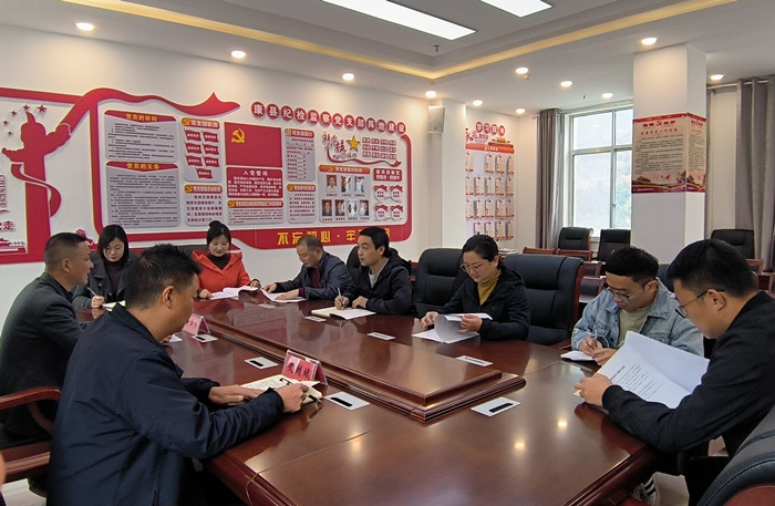10月19日，康縣紀(jì)委監(jiān)委組織部分班子成員，辦公室、信訪室、案管室、審理室、紀(jì)檢監(jiān)察室等相關(guān)工作人員開展黨的二十大報(bào)告專題討論。.jpg